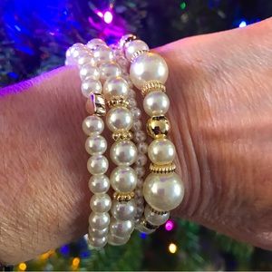 🎄🎄🎄 60% off Bracelet stretch White Faux Pearl and gold colored beads!